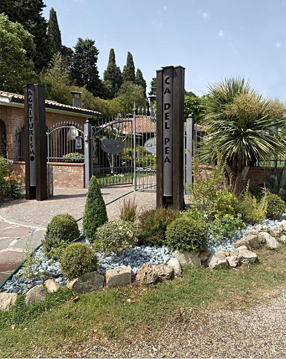 Giardini hotel e aziende::Realizzazione giardini per hotel, aziende e aree pubbliche (SCOPRI) giardini per aziende